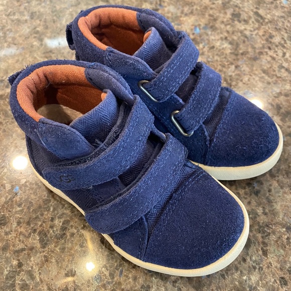boy ugg boots size 7